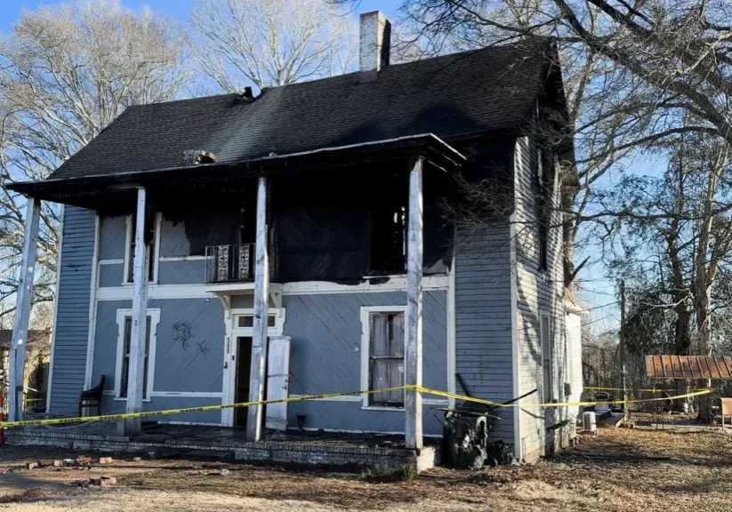 A house that is in the middle of a fire.